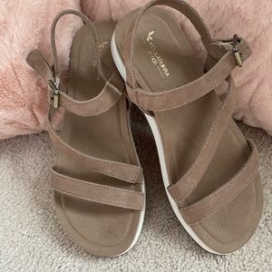 Kookaburra by Ugg Sandals - NWOB - SZ 5.5